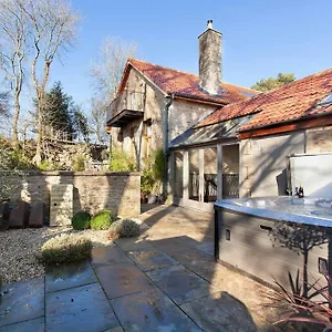 The Little Barn @ With Large Hot Tub Apartment