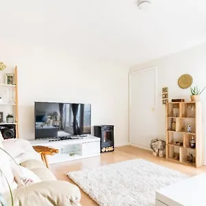 Cosy Near The Centre With Free Parking Homestay